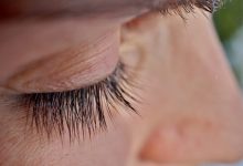 تطويل الرموش وتكثيفها طبيعيا