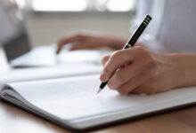 تعبير عن دور المرأة في حياة الأسرة والمجتمع