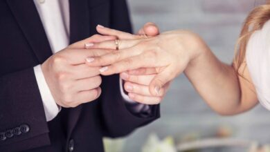 تفسير حلم لبس الدبلة في اليد اليمنى للعزباء