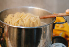 كم سعرات المكرونة المسلوقة لكل 100 غرام