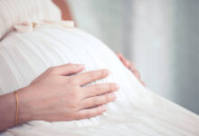 لماذا يتحرك الجنين عند النوم على الظهر