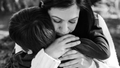 احتضان طفل صغير في المنام للعزباء