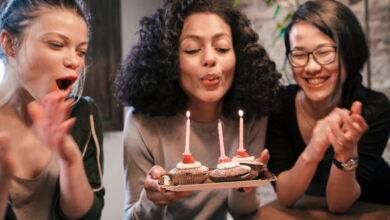 تهنئة عيد ميلاد صديقتي بالعامية مضحكة