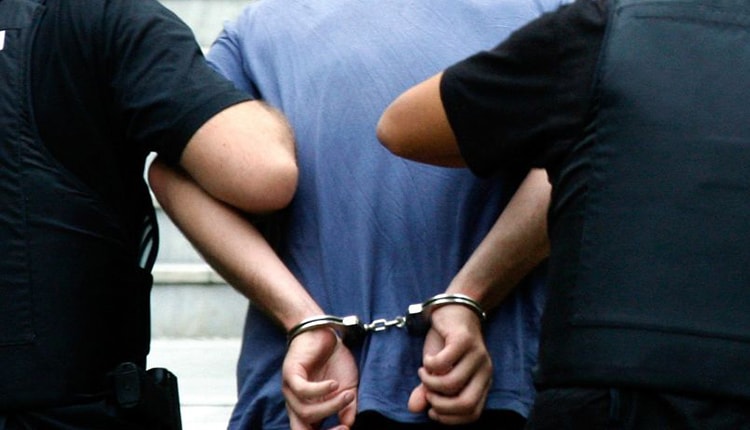 معنى الشرطة تقبض على شخص في حلم الرجل