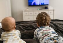 شخصيه مضحكه في عدنان ولينا من اربع حروف