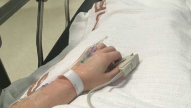 مريضة يد فيها مغذي في المستشفى