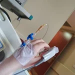 مريضة يد فيها مغذي في المستشفى