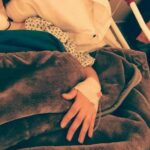 مريضة يد فيها مغذي في المستشفى