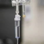 مريضة يد فيها مغذي في المستشفى